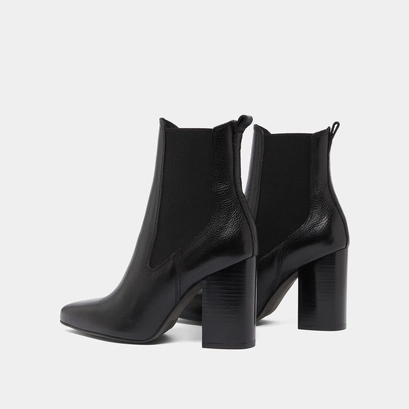 Heeled ankle boots with pointed toes in black grained leather | brook