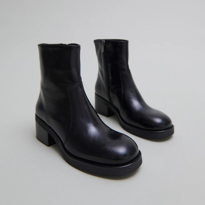 Lowboots with heels in black distressed leather | buena