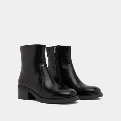 Lowboots with heels in black distressed leather | buena