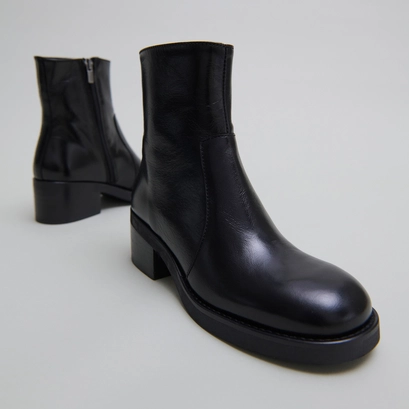 Lowboots with heels in black distressed leather | buena