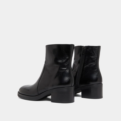 Lowboots with heels in black distressed leather | buena