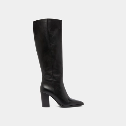 Boots with pointed toes in black leather | plume