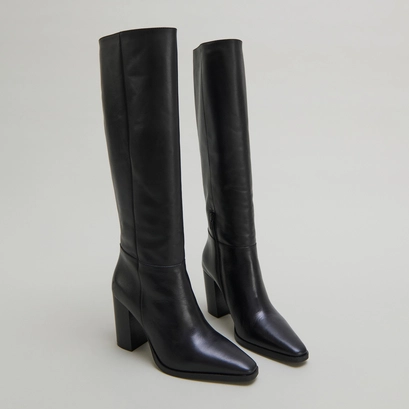 Boots with pointed toes in black leather | plume