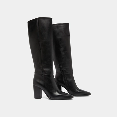 Boots with pointed toes in black leather | plume
