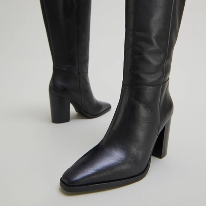 Boots with pointed toes in black leather | plume