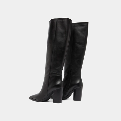 Boots with pointed toes in black leather | plume