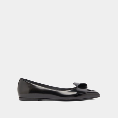 Ballet flats with pointed toes in black glazed leather | demo