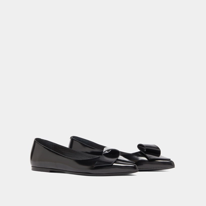 Ballet flats with pointed toes in black glazed leather | demo