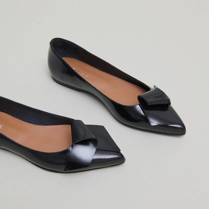 Ballet flats with pointed toes in black glazed leather | demo