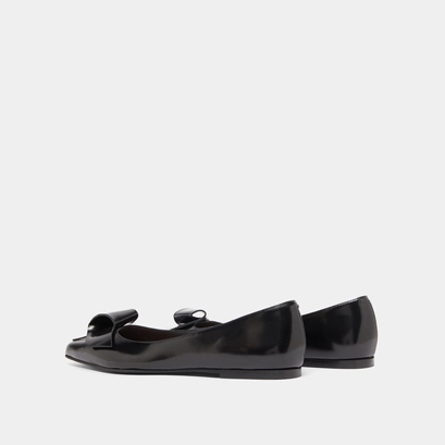 Ballet flats with pointed toes in black glazed leather | demo