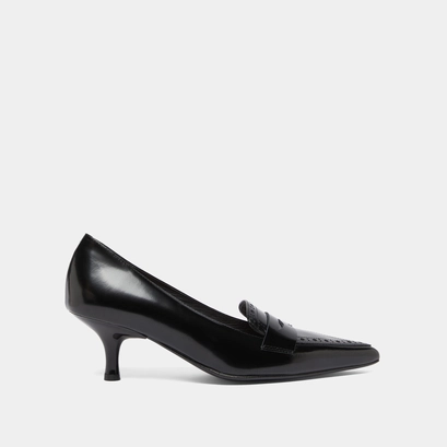 Pumps with pointed toes in black glazed leather | dolto