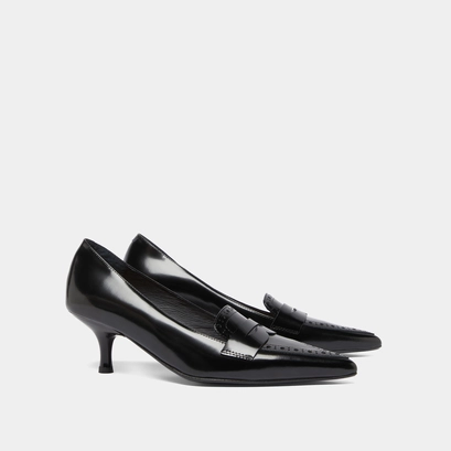 Pumps with pointed toes in black glazed leather | dolto