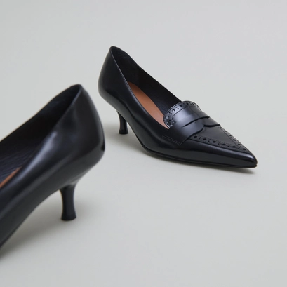 Pumps with pointed toes in black glazed leather | dolto