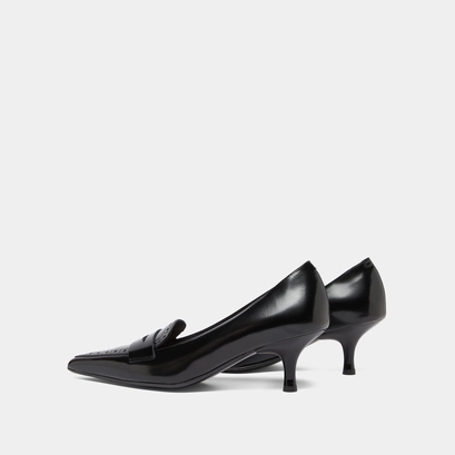 Pumps with pointed toes in black glazed leather | dolto