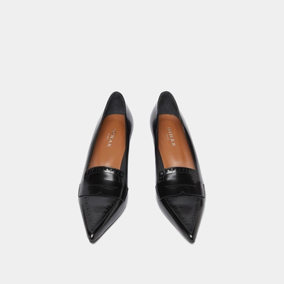 Pumps with pointed toes in black glazed leather | dolto