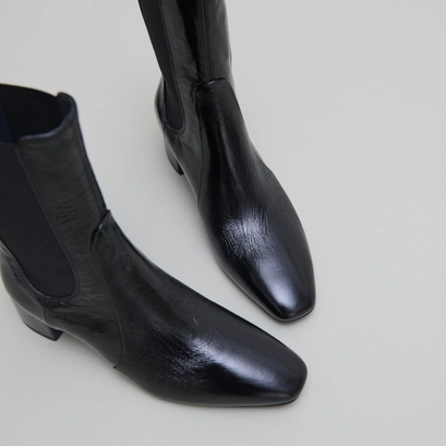 Ankle boots with elastics in black shiny leather | doxi