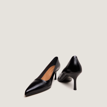 Pointed-toe pumps in black leather | dundee