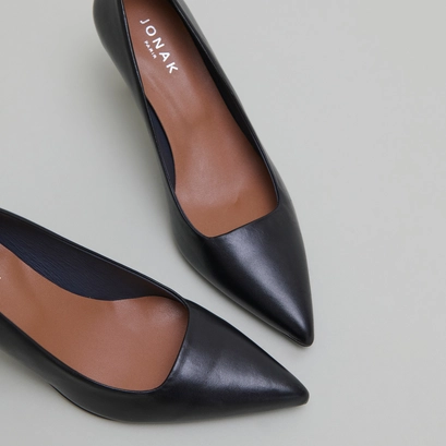 Pointed-toe pumps in black leather | dundee