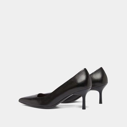 Pointed-toe pumps in black leather | dundee