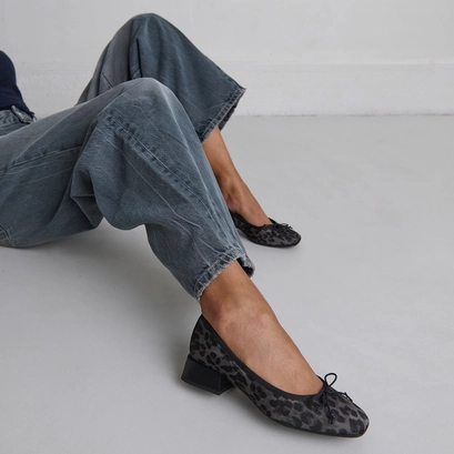 Ballet flats with small heels in gray leopard | dybil