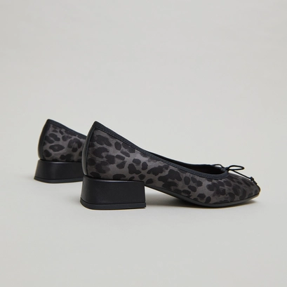 Ballet flats with small heels in gray leopard | dybil