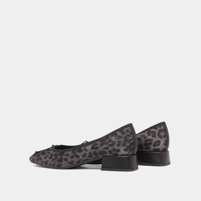 Ballet flats with small heels in gray leopard | dybil
