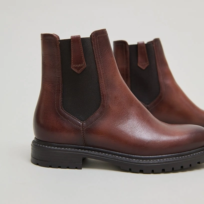 Low boots with notched soles and elastic in cognac patinated leather | candide