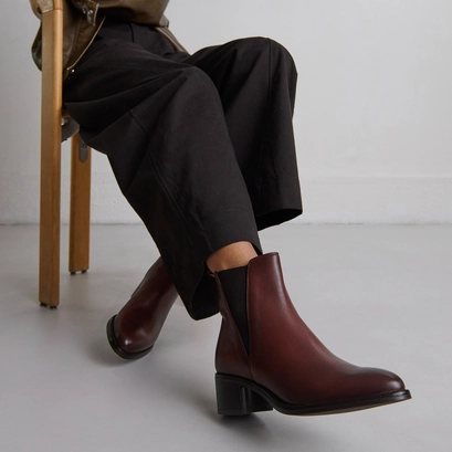 Ankle boots with triangular elastic bands in cognac patinated leather | chilo
