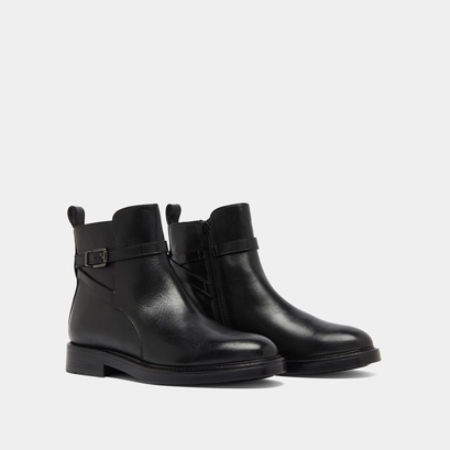 Lowboots with buckles in black leather | clea