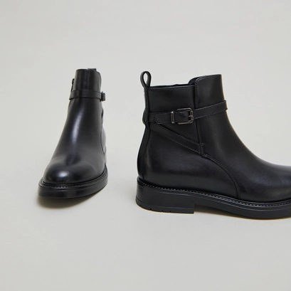 Lowboots with buckles in black leather | clea
