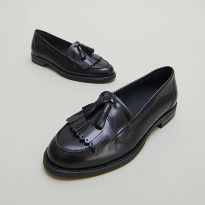 Tassel loafers in black glazed leather | nelle