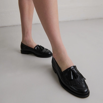 Tassel loafers in black glazed leather | nelle