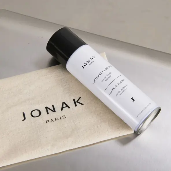 Lanolin polish moisturizes, protects and makes leather shine | lanolin polish