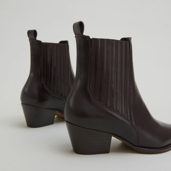 Lowboots with small beveled heels and elastics in dark brown leather | BAILEY