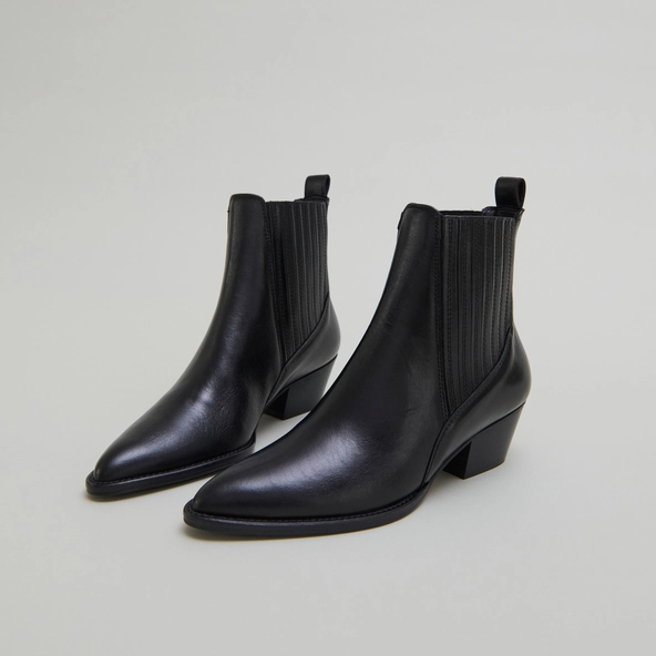 Lowboots with small beveled heels and elastics in black leather | BAILEY