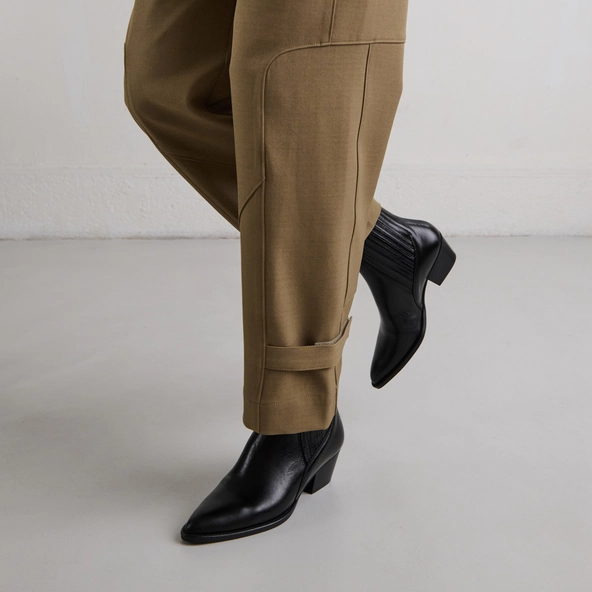 Lowboots with small beveled heels and elastics in black leather | BAILEY