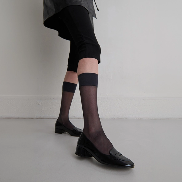 Low-heeled loafers in black pleated patent | BERNIE