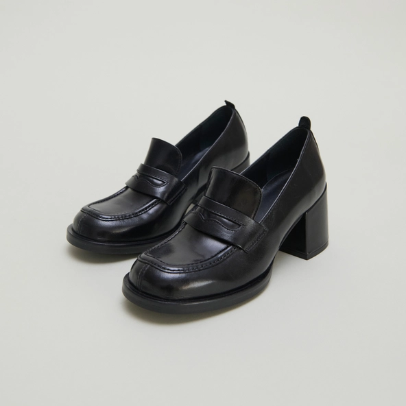 College loafers with heels in black leather | BICHE