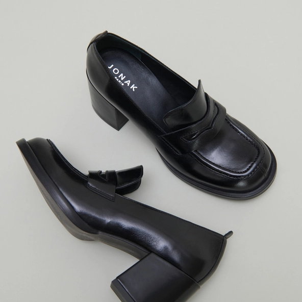 College loafers with heels in black leather | BICHE