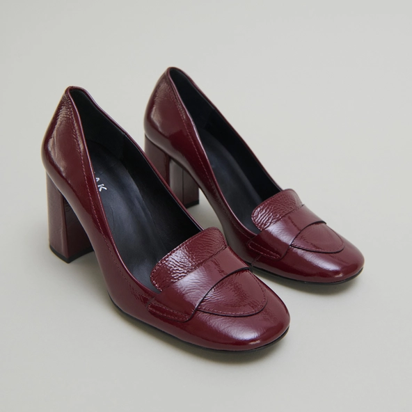 Heeled loafers with square toe in burgundy pleated patent | BISE