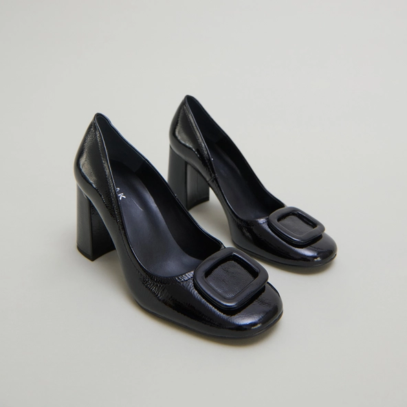 Pumps with buckles in black pleated patent | BISOU