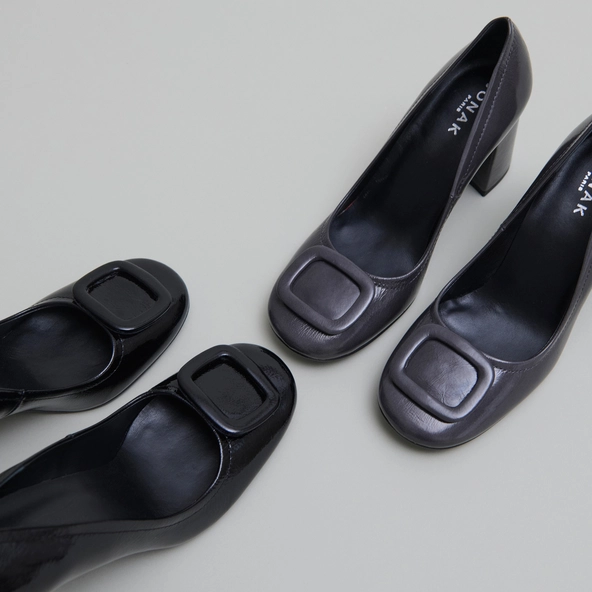 Pumps with buckles in black pleated patent | BISOU