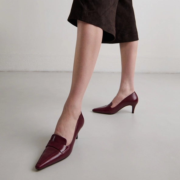 Pumps with wide slit on top in burgundy leather | BLONDIE