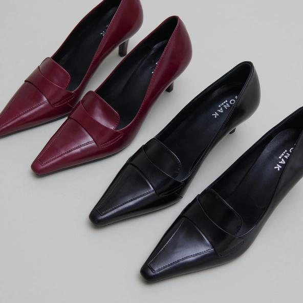 Pumps with wide slit on top in black leather | BLONDIE