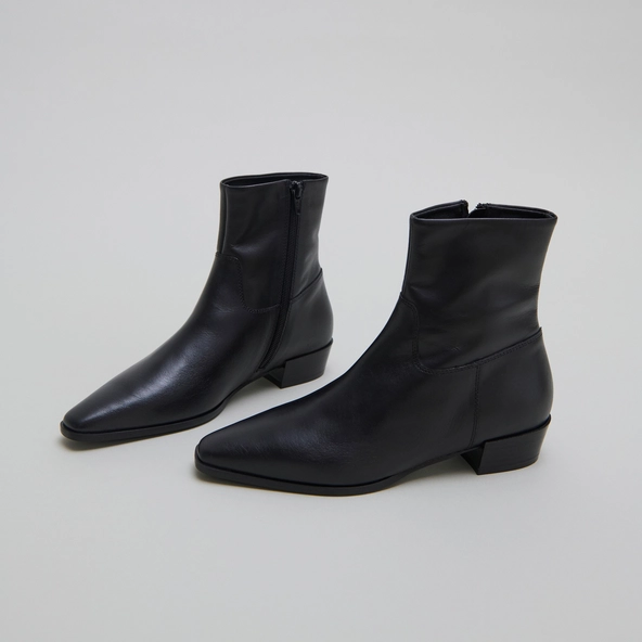 Pointed-toe lowboots in black leather | PACHA