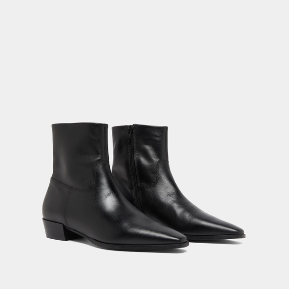 Pointed-toe lowboots in black leather | PACHA