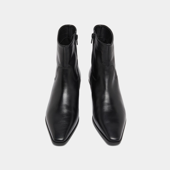 Pointed-toe lowboots in black leather | PACHA