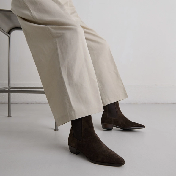 Boots with slight beveled heels and pointed toes in dark brown suede | PAPAYE