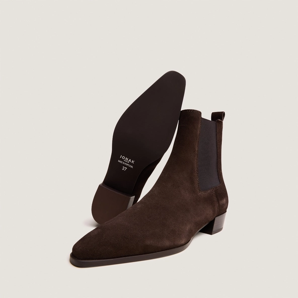 Boots with slight beveled heels and pointed toes in dark brown suede | PAPAYE