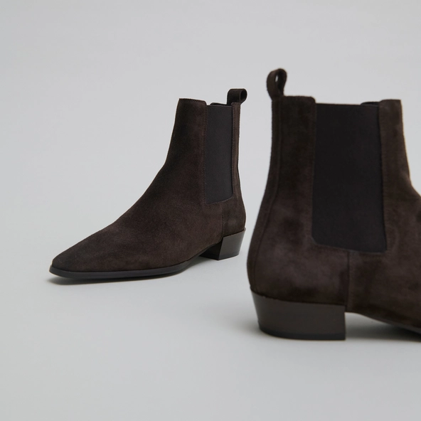 Boots with slight beveled heels and pointed toes in dark brown suede | PAPAYE